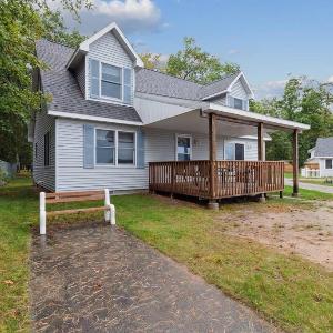Spacious 4BR Lakefront Cottage - Perfect for Groups