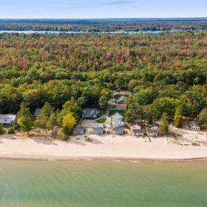 Sunnyside 2BR 1BA Relaxing Lakefront Retreat