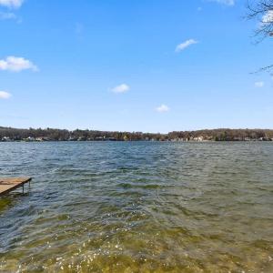 Cozy Rockford Lake Cottage