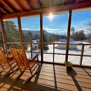 11G Quintessential New England Cottage with Fantastic Views Pool gym passes