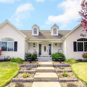 Family Home With Pool Table - Fall Weekly Savings