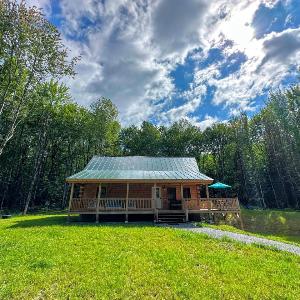 18HA Log home close to Franconia Notch privacy fire pit wifi pool gym passes