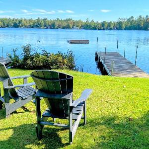91WR Lake vibes and views at this waterfront home in the White Mountains