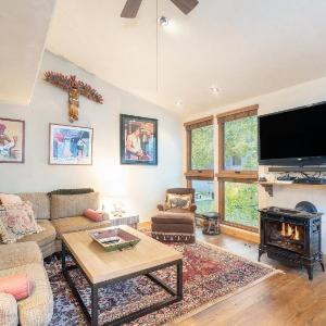 Experience mountain views in this spacious 3-bedroom Telluride Lodge #423