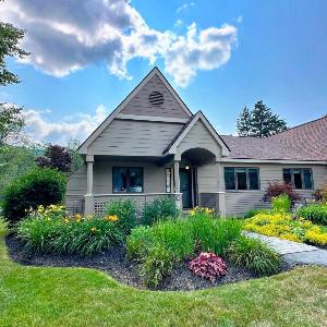 FV43 Bretton Woods single level home with AC on golf course