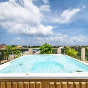 2 BD Suite with Balcony Gym Rooftop Pool
