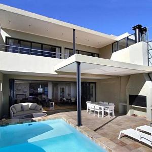 13 On Medburn Penthouse Luxury Suites