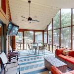 LAKE Views-Dock-FISH-Jacuzzi-Boat Rental service