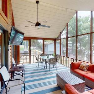 LAKE Views-Dock-FISH-Jacuzzi-Boat Rental service