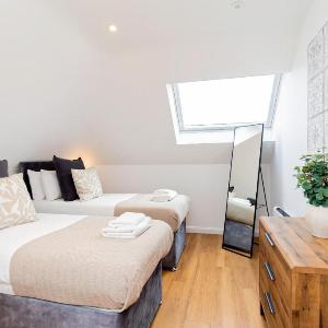 Contemporary 2-Bed Penthouse Central Stay!