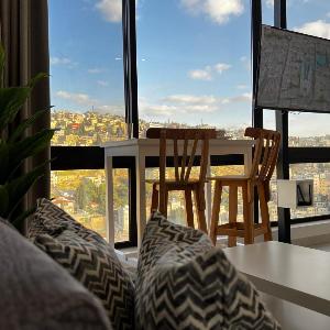 Modern Studio Apartment Near Downtown breathtaking view!