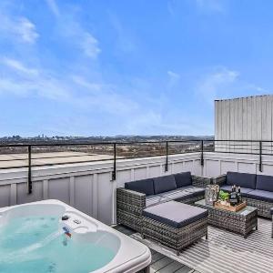 Large Nashville Home Rooftop Hot Tub & City View