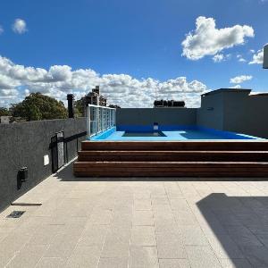 Depto céntrico en Pinamar con parrilla y piscina en la terraza
