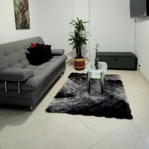 Apartamento renovado parque La Floresta reserva minimo de 21 dias