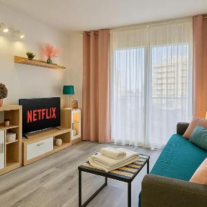 Cozy Flat with Wifi and Pool 5 min to beach