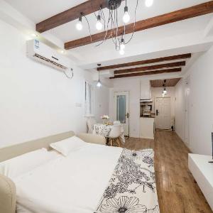 YueYang - Tranquil Gentle Lane House with Private Patio