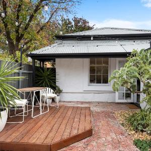 Velvet Cottage - Couple's City Escape with Courtyard