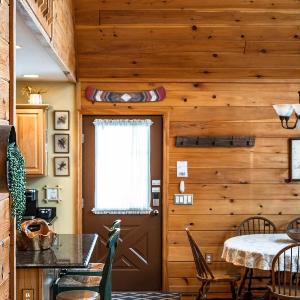 Lazy River Cabin: Lakefront Stay
