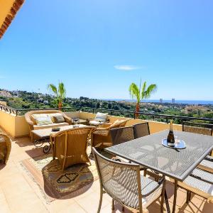 Elviria Hills Penthouse - Idyllic Golf & Sea View Oasis in Marbella