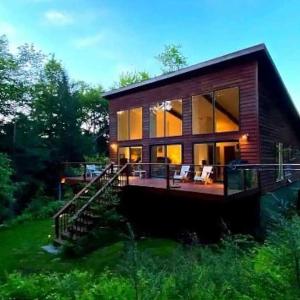Unique and Private 25ft Waterfall House in Hunter