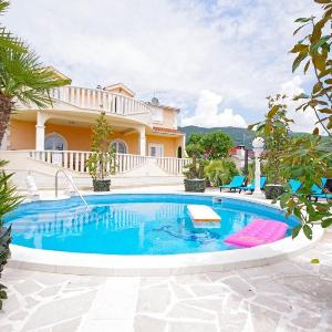 Luxury Six-Bedroom Villa with Heated Pool&Sauna