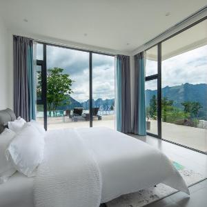 Zhangjiajie Flowers ValleyWatching Sunrise Cloud Sea enjoying an infinity pool free Chinese and Western breakfast and free shuttle service to the entrance of the National Forest Park