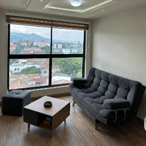 Mejor vista panorámica ubicación céntrica al lado de centros comerciales y los mejores restaurantes tenemos hermosa piscina gimnasio y parqueadero gratis