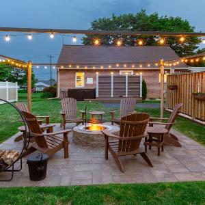 Amish Guest House-hot tub ev plug ideal location