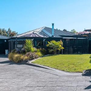 Te Aroha Whare Cozy 3BR Retreat With Garage and BBQ