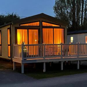 Lovely Caravan With Decking At Southview Holiday Park Ref 33059V