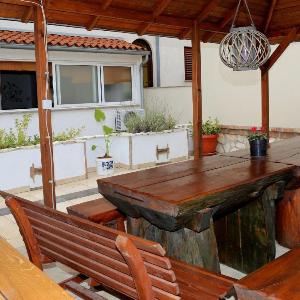 Apartments with parking space Pula - 24245