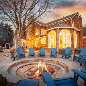 Mountain Mama Ranch - Luxury farmhouse on 200 acres with mountain views 20mins to Shenandoah 90mins from DC
