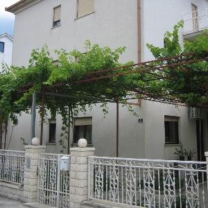 Apartments with parking space Kastel Stafilic Kastela - 20662