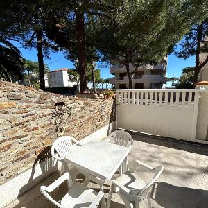 Appartement T2 proche plage avec terrasse - FR-1-837-16