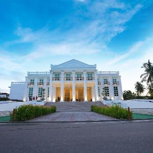 Grandeeza Hotel by Galison