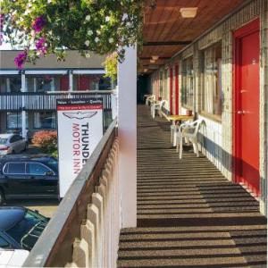 Hotels near Cowichan Performing Arts Centre - Thunderbird Motor Inn