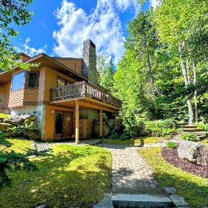 FC43 Renovated cozy spacious cottage with AC air hockey wifi close to ski trails