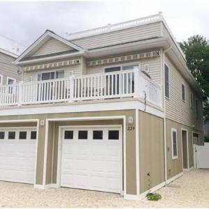Single Family Ship Bottom Wifi Beach Badges Decks Air Conditioning Granite Countertops Recently Renovate Single Family House In Ship Bottom