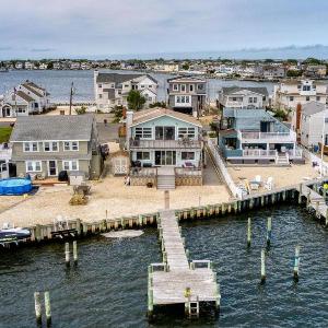 Bay Front 2Nd Floor Duplex Boasts Amazing Bay Views From Both Porch And Deck Located In Ship Bottom 14016