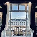 BALCONY- AVENUE -CHAMPS ELYSEEs