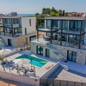 Seafront Villa Serena with pool and seaview