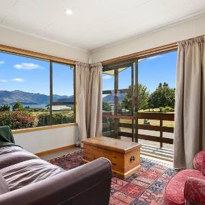 Wanaka Lake view with a Games Room that Sleeps 8