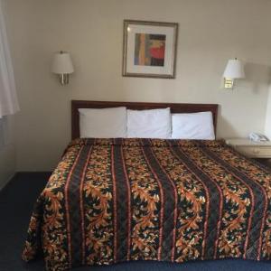Hotels near Tarheel Opry House - Coastal Motel
