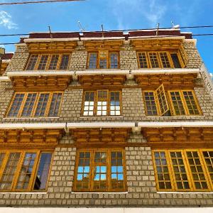 Nezer Hostel & Roof Top Cafe