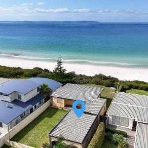 Quay's Cabin - Absolute Beachfront with Views