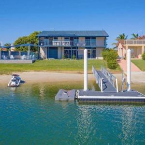 Pandanus - Spacious Waterfront Escape with Private Pontoon & Pool - Holiday Yamba