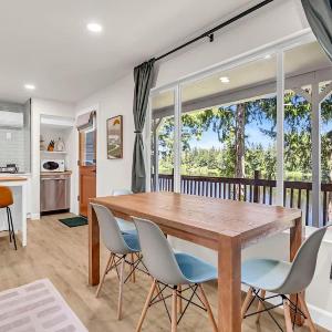 Lakefront Getaway For 4 with Swimming Kayaks and More