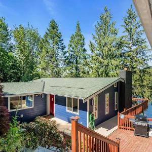 Lakefront Retreat for 6 with Stunning Views Sauna