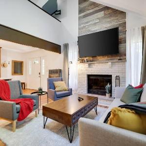 Cozy 3 BR Game Area Fire Pit