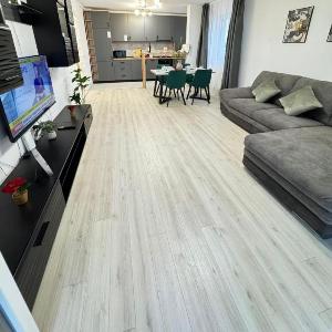 Luxury Glam Apartments near Coresi Mall - Parking Option